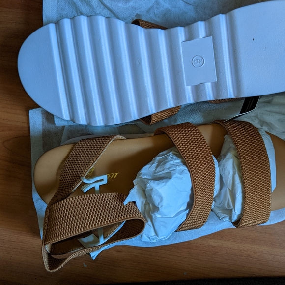 Shoes 👟 - Picture 2 of 2